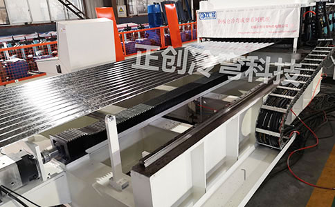 護欄板成型設備對于告訴公路的作用